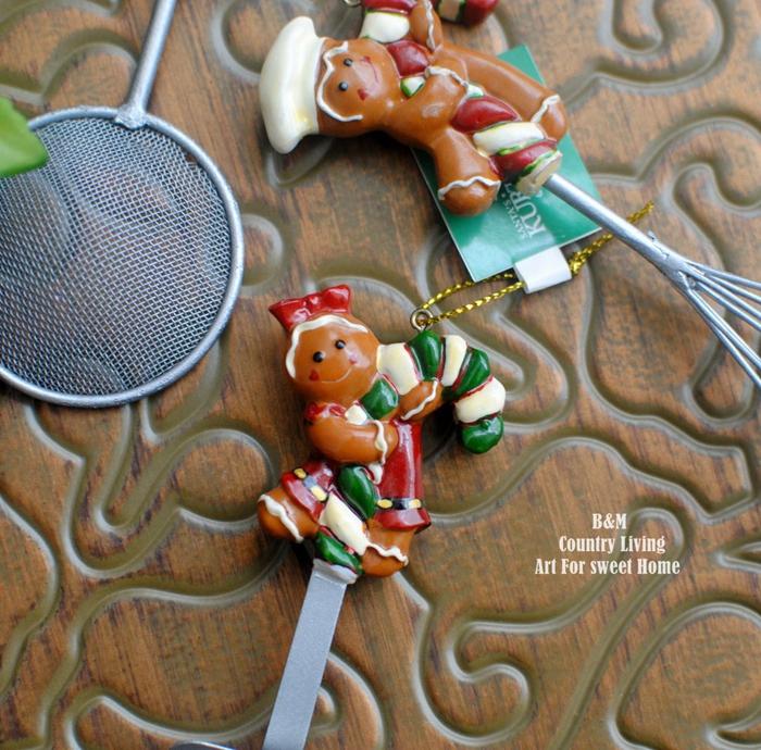 American retro fun gingerbread man pendant